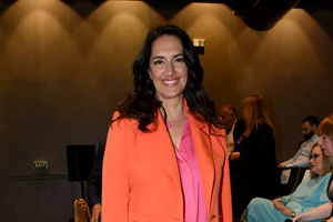 Η Νόνη Δούνια με κολακευτικό μαύρο μπικίνι | Έκανε το πρώτο μπάνιο στη θάλασσα την Πρωτομαγιά