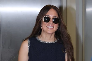 Νυχτοπερπατήματα για την Καλομοίρα και τον σύζυγό της | Με πράσινο σύνολο ποζάρει με τη Δέσποινα Βανδή