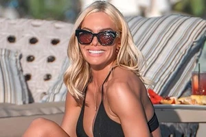 Η Ιωάννα Μαλέσκου απολαμβάνει το cocktail της στην παραλία μαζί με την κόρη της | "Με το αυτοκολλητάκι μου"