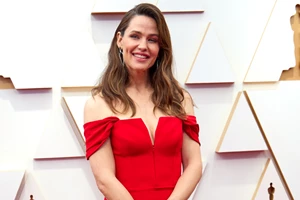 Η Χριστίνα Μπόμπα φόρεσε το διχτυωτό καλσόν που χρειάζεσαι φέτος την άνοιξη - εικόνα 2