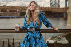 Κομψή στα χόνια | Η Βάσια Κωσταρά παραδίδει μαθήματα στιλ, υιοθετώντας την τάση του Après-Ski - εικόνα 2