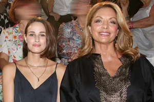 Μικρό κοριτσάκι στην αγκαλιά του μπαμπά της | Η Μαρία Βοσκοπούλου σε μια σπάνια φωτογραφία με τον πατέρα της, Τόλη Βοσκόπουλο - εικόνα 2