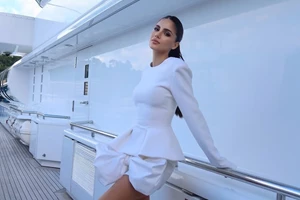 Η Αλεξάνδρα Νίκα ποζάρει στο ηλιοβασίλεμα | Με wet look και αέρινο μαύρο σύνολο