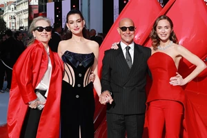 Η Ελένη Μενεγάκη με τη ψάθινη τσάντα από τη Massimo Dutti που χρειάζεσαι και εσύ - εικόνα 2