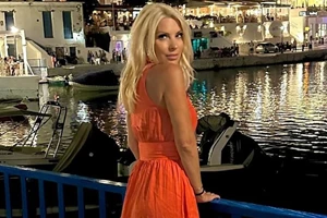 Η Ανθή Βούλγαρη με μαγιό στην Κύθνο | Οι σπάνιες φωτογραφίες με τον σύζυγό της