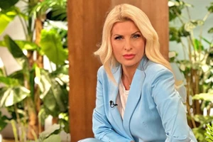 Η Ελένη Μενεγάκη φόρεσε το ιδανικό μαύρο φόρεμα για το φθινόπωρο από τη Marks & Spencer