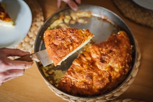 Η πιο εύκολη και τραγανή τυρόπιτα που έχεις φτιάξει ποτέ | Με γιαούρτι και σιμιγδάλι