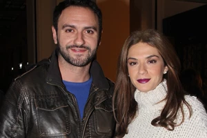 Με μουσάκι και κοστούμι χωρίς γραβάτα | Σπάνιες εικόνες από τον γάμο του Μελέτη Ηλία