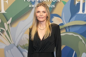 Η Michelle Pfeiffer στα Emmys 2026 με δημιουργία εμπνευσμένη από τον εμβληματικό ρόλο της στο Scarface