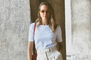 Mini μαύρο φόρεμα με cut-outs και over the knee μπότες | Η εμφάνιση της Βίκυς Καγιά στο kick off party του Madwalk - εικόνα 3