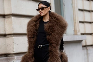 Αυτή η μπορντό τσάντα από τη Zara κοστίζει μόλις 29,95 ευρώ και είναι η καλύτερη επιλογή για τα office looks σου