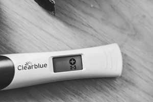 Η Ντάνη Γιαννακοπούλου με φουσκωμένη κοιλίτσα στην Ελένη Μενεγάκη | Αυτό είναι το φύλο του μωρού της