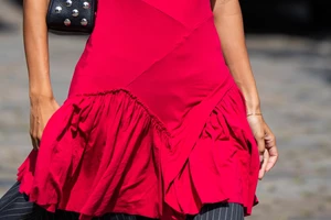 Η Σταματίνα Τσιμτσιλή προτείνει την πιο dark chic απόχρωση για το πεντικιούρ του Απριλίου