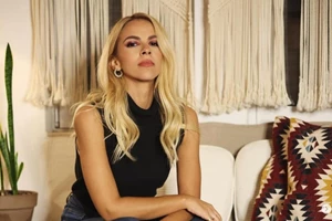 Τζένη Μελιτά | Το ανοιξιάτικο φόρεμά της είναι στο χρώμα που πρέπει οπωσδήποτε να δοκιμάσεις στα looks σου αν έχεις ξανθά μαλλιά