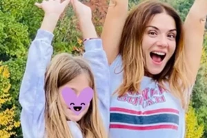 "Το Σόι Σου" | Όταν ο Μελέτης Ηλίας & η Βάσω Λασκαράκη πόζαραν αγκαλιά με τις κόρες τους στο θέατρο - εικόνα 4