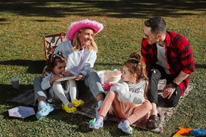 Η Σοφία Πετρούνια "αντιγράφει" το look της μαμάς της | H matchy matchy εμφάνιση με τη Βασιλική Μιλλούση