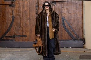 Έβελυν Καζαντζόγλου | Με jeans και καφέ δερμάτινο jacket σε βόλτα στην πόλη