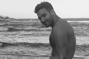 "Πιο ερωτικός από ποτέ" | Ο Μιχάλης Λεβεντογιάννης φωτογραφίζεται με τη νέα συμπρωταγωνίστριά του στο θέατρο