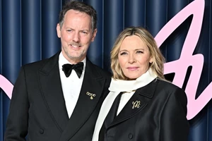 H Kim Cattrall με ροζ power suit στην πιο κομψή απόχρωση του φθινοπώρου - εικόνα 2