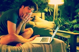 Κλέλια Ανδριολάτου και Χριστόφορος Παπακαλιάτης αγκαλιασμένοι στη Βουδαπέστη