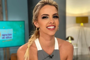 Τζένη Μελιτά | Το φόρεμά της είναι στην πιο θηλυκή και διαχρονική απόχρωση για τα Χριστούγεννα