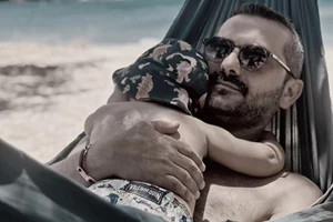 Ο Λεωνίδας Κουτσόπουλος έχει χιούμορ | Η ανατρεπτική αφιέρωση στον γιο του, Κίμωνα για τη νέα σχολική χρονιά