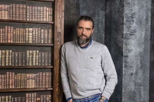 Σωτήρης Τσαφούλιας | Η αγκαλιά στην Άννα Μενενάκου μετά την πρεμιέρα της