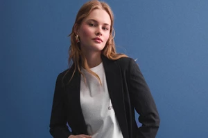 Αυτό το λινό powder pink κοστούμι από τη Stradivarius είναι η απόλυτη επιλογή για ένα professional look με girly vibe