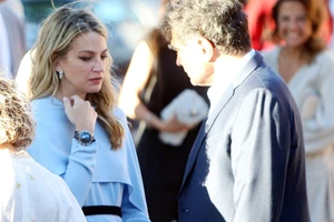 Γάμος Παύλου Βαρδινογιάννη | Ο minimal φθινοπωρινός στολισμός και τα τρία παρανυφάκια που συνόδευσαν τη νύφη