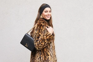 Η faux γούνα της Ηλιάνας Παπαγεωργίου από H&M είναι ό,τι πιο cozy μπορείς να φορέσεις στο κρύο