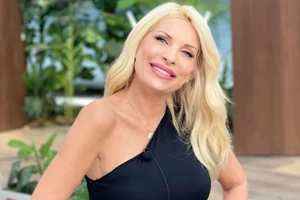 Η Ελένη Μενεγάκη φόρεσε το πιο κολακευτικό λευκό παντελόνι από τη Zara