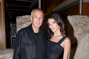 Η Δήμητρα Κούστα είναι style icon | Ποζάρει με boho γιλέκο και καφέ suede φούστα στο πλευρό της Άννας Βίσση - εικόνα 2