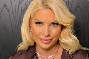 Ελένη Μενεγάκη | Το σατέν πουκάμισό της έχει το χρώμα που θα φοράμε ολόκληρο το 2025