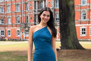 Μελίνα Νικολαΐδη | Βραδινή έξοδος με τη μητέρα της, Δέσποινα Βανδή στην πιο όμορφη ταράτσα στου Ψυρρή - εικόνα 4