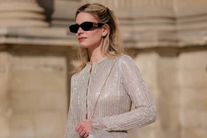 Αλεξάνδρα Νίκα | Το βραδινό look με mini μαύρο φόρεμα με δαντέλα σε χριστουγεννιάτικο δείπνο - εικόνα 2