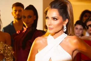 Στην Κρήτη η Δέσποινα Βανδή | Αγκαλιά με τον Βασίλη Μπισμπίκη στην παραλία