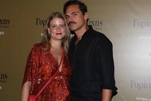 Χαμογελαστή η Φιλαρέτη Κομνηνού λίγο πριν γίνει γιαγιά