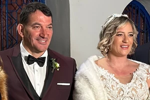 Μία ξανθιά μία μελαχρινή | Ο Μιχάλης Ζαμπίδης με τις δίδυμες κόρες του