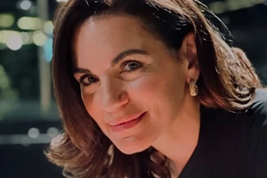 Όλγα Κεφαλογιάννη | Η τρυφερή φωτογραφία με τα δίδυμα παιδιά της, Σαμουήλ και Ελένη στο σαλόνι του σπιτιού τους