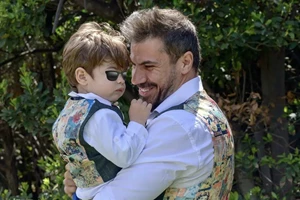 Σαν ροκ σταρ με γυαλιά ηλίου ο γιος του Άκη Πετρετζίκη | Το video που δημοσίευσε ο σεφ, πηγαίνοντας τον Αχιλλέα στο σχολείο