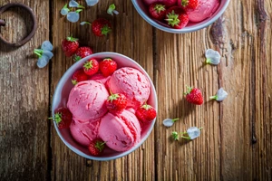 Το γλυκό του καλοκαιριού | Πανεύκολο γιαουρτογλυκό με 5 υλικά από τον Άκη Πετρετζίκη