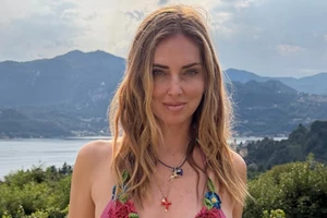 H Chiara Ferragni σού δείχνει πώς να φορέσεις με 3 τρόπους τα πιο ιδιαίτερα σανδάλια της γκαρνταρόμπας σου