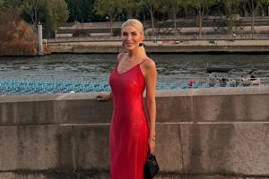 Η Φωτεινή Πετρογιάννη με δερμάτινο Zara φόρεμα που μακραίνει τη σιλουέτα - εικόνα 3