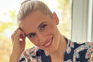 "Λιώνει" από τη ζέστη η Νάντια Μπουλέ | Η φωτογραφία μέσα από το αυτοκίνητο - εικόνα 2