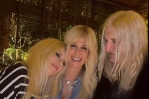 Ο Νίκος Καρβέλας εκδίδει βιβλίο και η Σοφία Καρβέλα δεν κρύβει την περηφάνια της