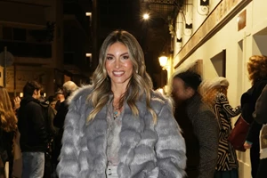 Αθηνά Οικονομάκου | Η εμφάνιση με κοστούμι στο χρώμα που λίγες γυναίκες τολμούν