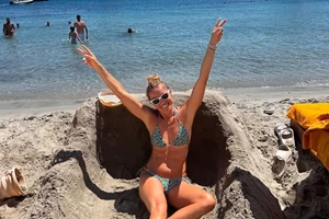 "Κούκλα στο Νησί των Ανέμων" | Η Μαριέττα Χρουσαλά με σέξι μπικίνι στη Μύκονο