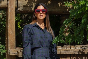 Η Σταματίνα Τσιμτσιλή με ένα statement καφέ suede παντελόνι με κρόσσια | Θα τολμούσες να το φορέσεις;