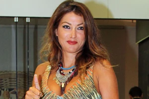 Σε υπαίθρια κουζίνα η Κλέλια Ρένεση | Δοκίμασε το απόλυτο καλοκαιρινό φαγητό της Κρήτης