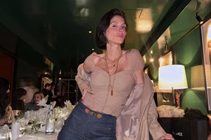 Σοφία Καρβέλα | Το έξυπνο tip για να κάνει γυμναστική στο δωμάτιο του ξενοδοχείου της